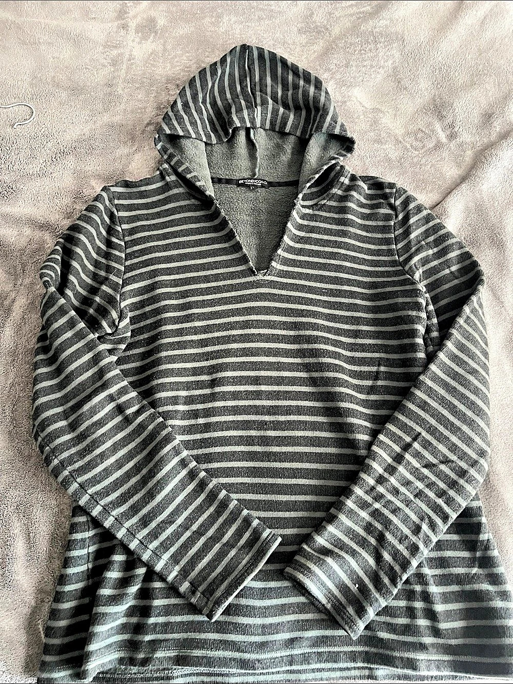 ❤️Beyond Yoga Striped Hoodie in Gray & Black Large